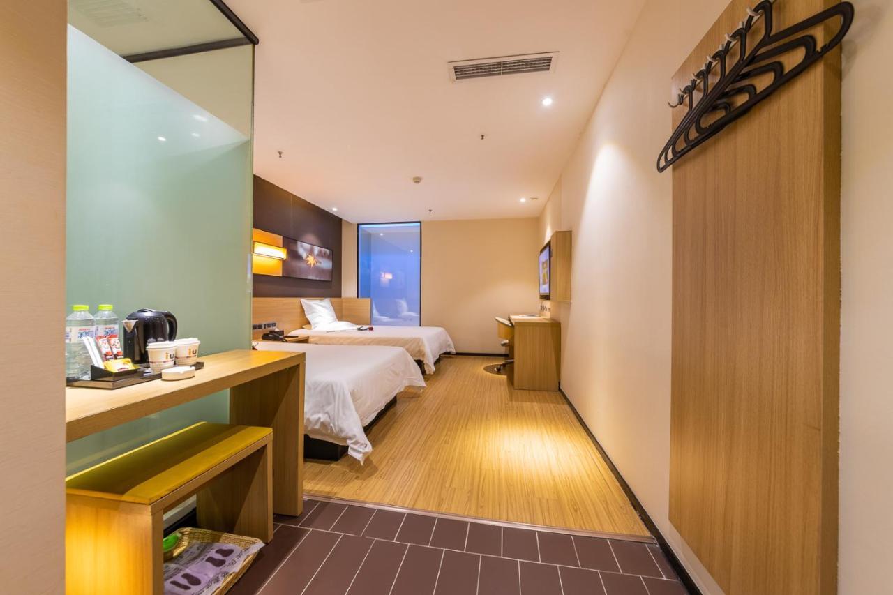Iu Hotel Chongqing Jiefangbei Экстерьер фото